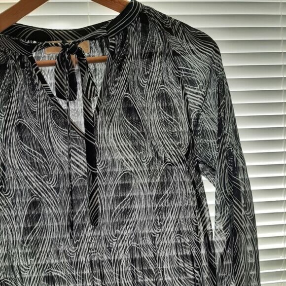 MICHAEL KORS Semi-Sheer Lightweight V-Neck Blouse Top B&W Sz XXS Flawed - Picture 2 of 16